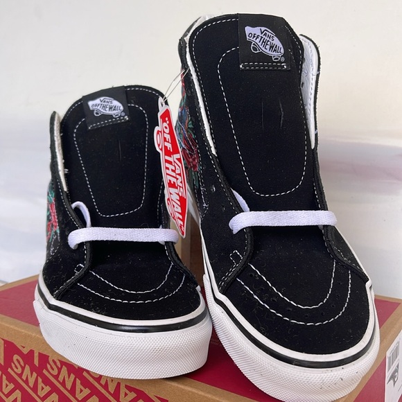 Vans WMNS Sk8-Hi
Rose Skulls Black/True White 
VN0007P6BT
Sneakers - Picture 7 of 16